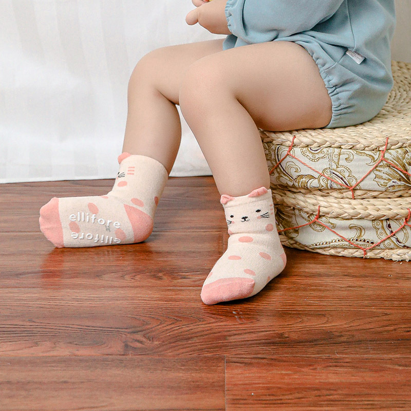 มุมมองเพิ่มเติมของสินค้า ถุงเท้าเด็กลายสัตว์น่ารัก มีกันลื่น ถุงเท้าเด็กแรกเกิด0-3ปี