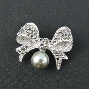 Pearl Jewelry เข็มกลัดติดเสื้อดำ โบว์มุกเทา คริสตัลสีแมกกาไซด์ Pin02 Pearl Jewelry เข็มกลัดติดเสื้อดำ โบว์มุกเทา คริสตัลสีแมกกาไซด์ Pin02