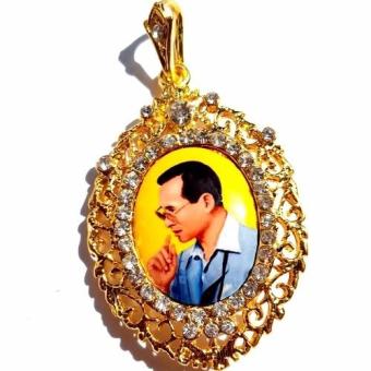 เข็มกลัดตราสัญลักษณ์พระบรมฉายาลักษณ์แบบวงรี (สามารถใส่เป็นจี้ห้อยคอหรือเข็มกลัดติดเสื้อ) เข็มกลัดตราสัญลักษณ์พระบรมฉายาลักษณ์แบบวงรี (สามารถใส่เป็นจี้ห้อยคอหรือเข็มกลัดติดเสื้อ)