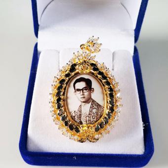 จี้พร้อมเข็มกลัดในตัว ฝังพลอยนิลและเพชรสวิสเหลี่ยมมาคี H&A รูปในหลวง/ gold plated หุ้มทองแท้ 100% จี้พร้อมเข็มกลัดในตัว ฝังพลอยนิลและเพชรสวิสเหลี่ยมมาคี H&A รูปในหลวง/ gold plated หุ้มทองแท้ 100%