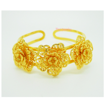 Thai Jewelry กำไลข้อมือทอง ลายดอกไม้ 3 ดอก งานทองชุบไมครอน ชุบเศษทองคำแท้ 96.5% หนัก 1 บาท 2 สลึง Thai Jewelry กำไลข้อมือทอง ลายดอกไม้ 3 ดอก งานทองชุบไมครอน ชุบเศษทองคำแท้ 96.5% หนัก 1 บาท 2 สลึง