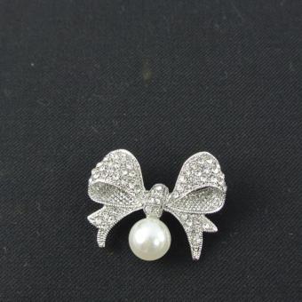Pearl Jewelry เข็มกลัดติดเสื้อดำ โบว์มุกขาว คริสตัลขาว Pin04 Pearl Jewelry เข็มกลัดติดเสื้อดำ โบว์มุกขาว คริสตัลขาว Pin04