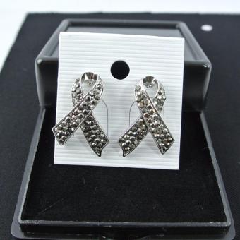 Pearl Jewelry ต่างหูโบว์ แมกกาไซด์ สีเงิน Pearl Jewelry ต่างหูโบว์ แมกกาไซด์ สีเงิน