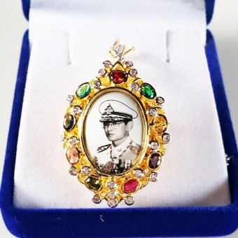 จี้พร้อมเข็มกลัดในตัว ฝังพลอยนพเก้า รูปในหลวง/ gold plated หุ้มทองแท้ 100% จี้พร้อมเข็มกลัดในตัว ฝังพลอยนพเก้า รูปในหลวง/ gold plated หุ้มทองแท้ 100%