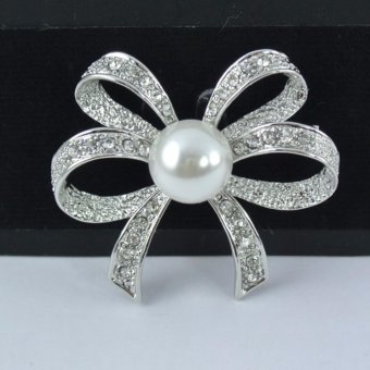 Pearl Jewelry เข็มกลัดติดชุดดำ โบว์เพชรมุกขาว Pearl Jewelry เข็มกลัดติดชุดดำ โบว์เพชรมุกขาว