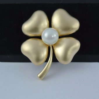 Pearl Jewelry เข็มกลัดติดชุดดำ ดอกไม้มุกขาว Pearl Jewelry เข็มกลัดติดชุดดำ ดอกไม้มุกขาว