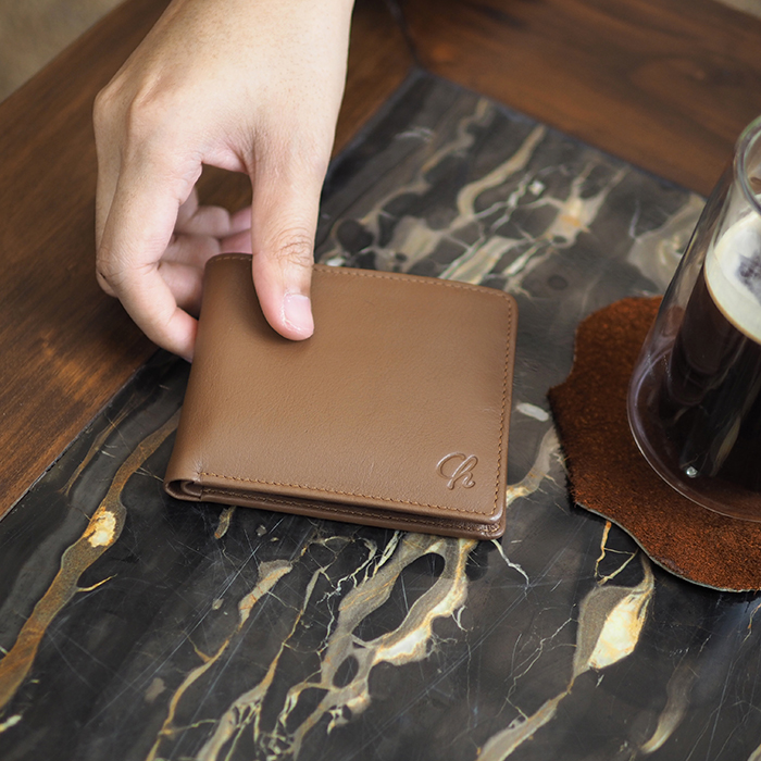 Charin Bag - Paul : กระเป๋าสตางค์ใบพับชาย มีที่ใส่เหรียญ หนังวัวนุ่มสัมผัสดี ราคา 1,590 บาท*ส่งฟรี