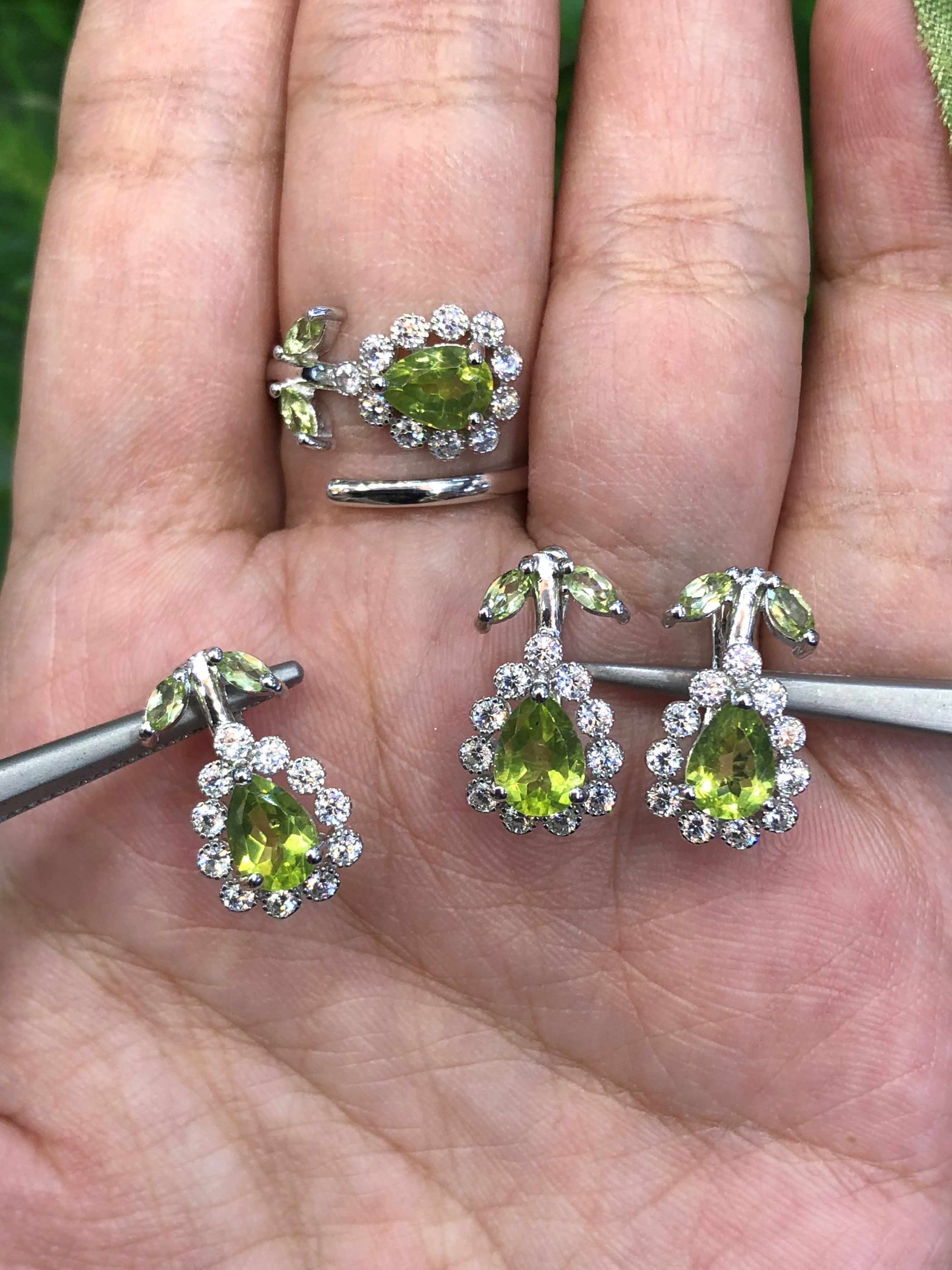 ชุดเครื่องประดับพลอย เพอริโด Peridot Jewelry ตัวเรือนเงินแท้ ชุบทองคำขาว เพชร CZ คัดคุณภาพ ราคา 3,400 บาท*ส่งฟรี
