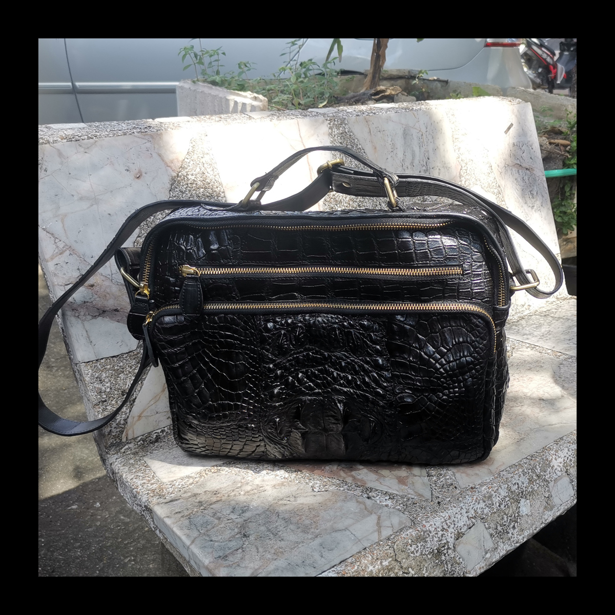 หนังจระเข้แท้ ใช่นานใช่ทน Genuine Crocodile กระเป๋าสะพายข้าง ทรงนอน ขนาดของกระเป๋า 10 x 12 นิ้ว ราคา 6,000 บาท*ส่งฟรี