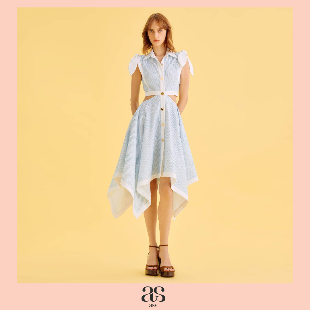[asv ss25] Belinda Shirt Dress เชิ้ตเดรสผู้หญิง แขนกุด แต่งคอปก คอปก เว้าช่วงเอว ดีเทลมัดปมช่วงไหล่ แต่งกระดุมทองด้สนหน้า ผ้าลูกไม้ลายทาง ราคา 9,990 บาท*ส่งฟรี