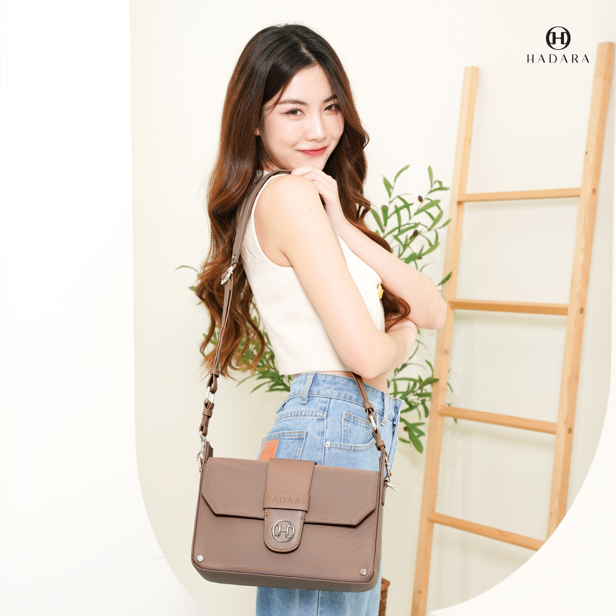 Hadara กระเป๋าสะพายข้างรุ่น Classic No.22 สายนุ่มสบายบ่า ช่องเก็บ 14 ช่อง ราคา 2,990 บาท*ส่งฟรี