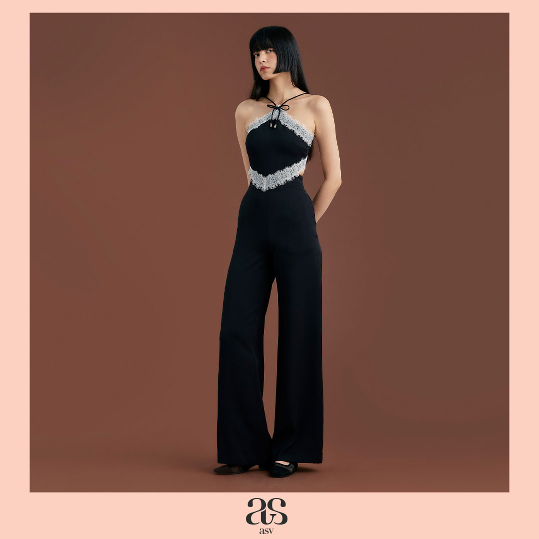 [asv aw24] Delilah Handkerchief Jumpsuit จั๊มพ์สูทผู้หญิง สายเดี่ยว ตกแต่งโบว์ด้านหน้า แต่งกระเป๋าข้าง ตกแต่งเชิงลูกไม้ เว้าเอวด้านข้าง ผ้าโพลีเอสเตอร์ ราคา 9,280 บาท*ส่งฟรี