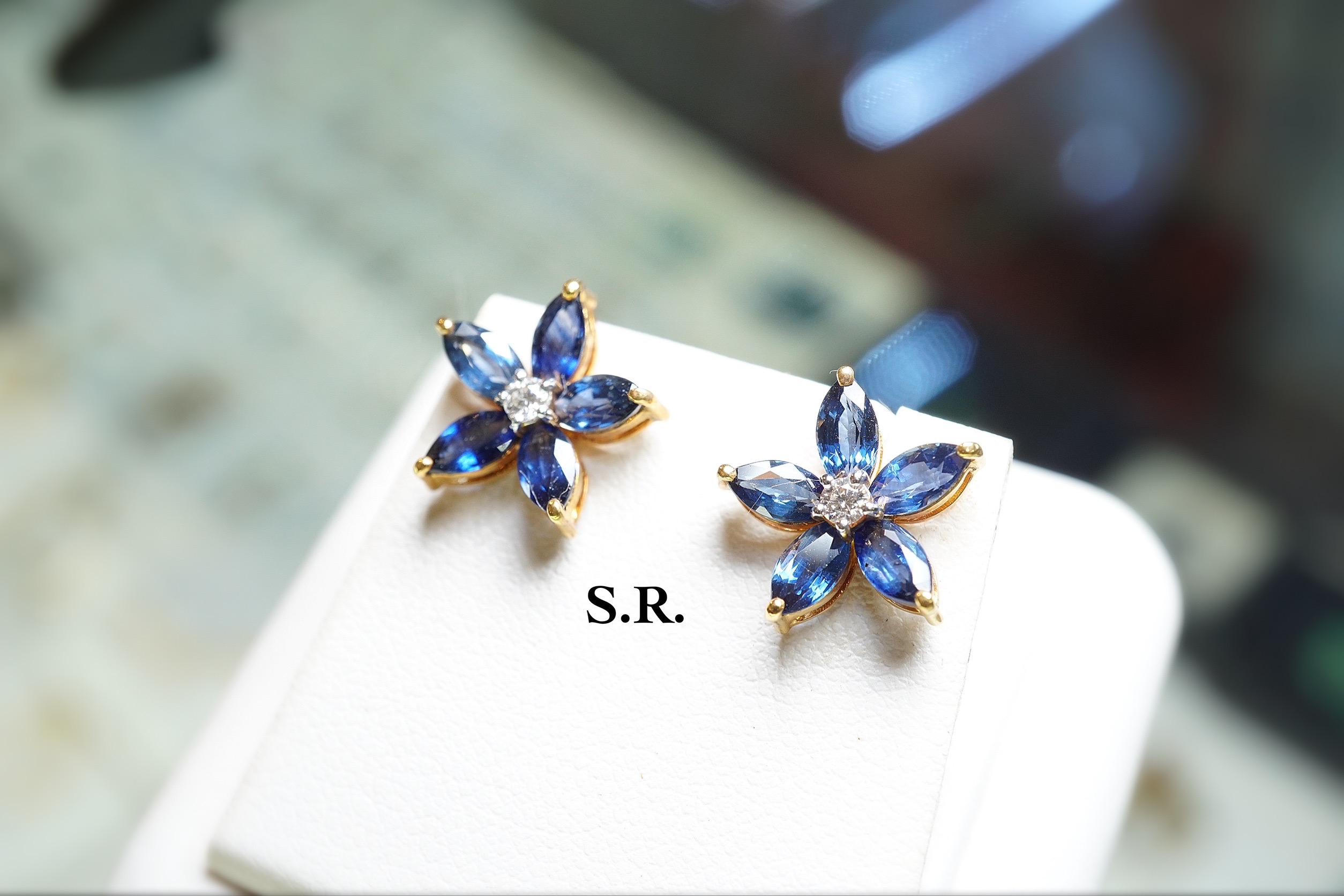 0%10 เดือนS.R.ต่างหูทองแท้ไพลิน10 เม็ด น้ำหนักไพลิน 3.5 0กะรัต น้ำหนักเพชร 0.10กะรัต น้ำหนักทอง 4 กรัม พร้อมใบรับรองสินค้า ราคา 28,000 บาท*ส่งฟรี