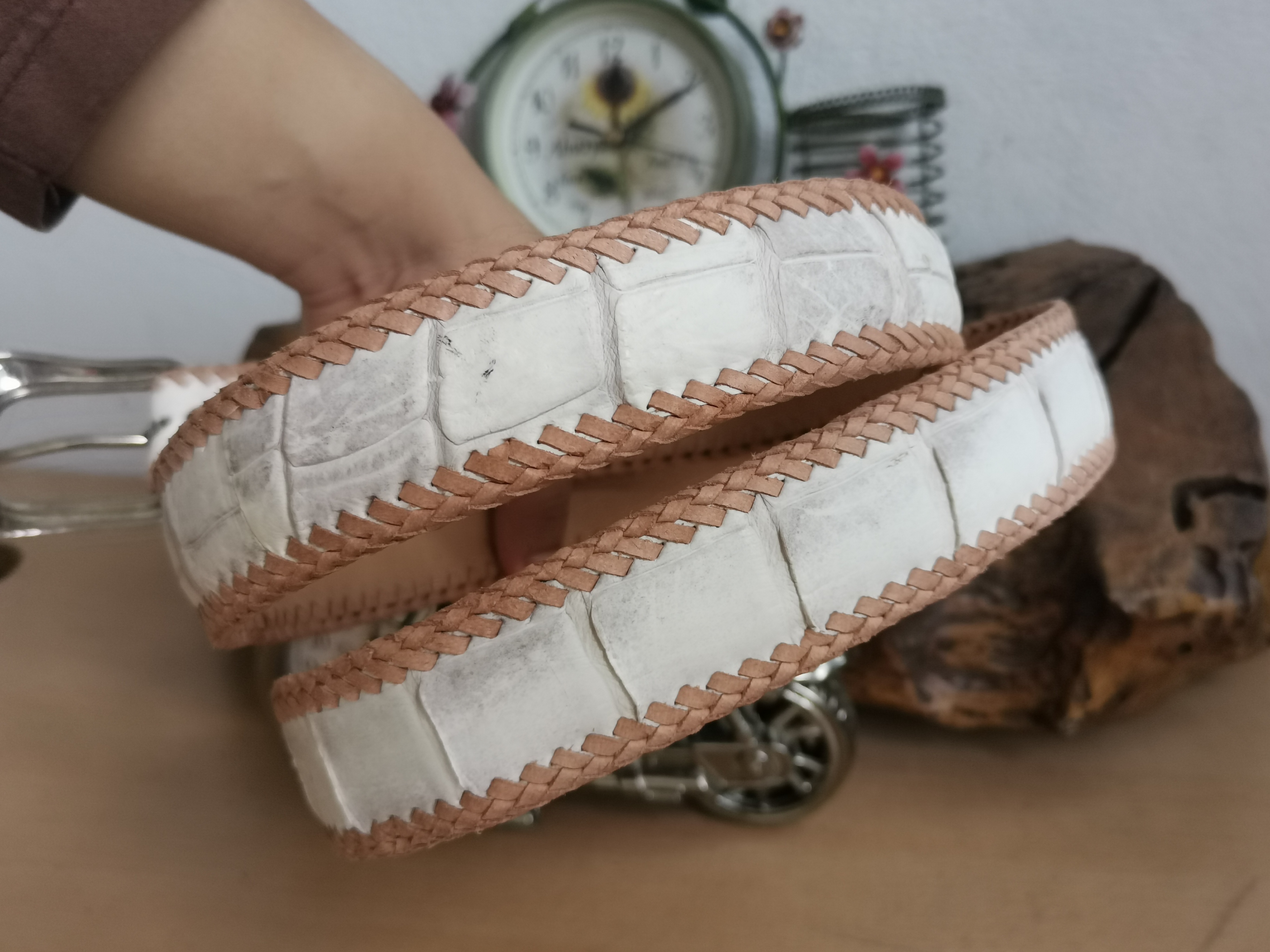 สีขาว หิมาลายัน BELT AND BUCKLE เข็มขัดหัวชุด เข็มขัดหนังจระเข้หนังเเท้เป็นส่วนท้องจระเข้ หรือเรียกว่าเข้บ้อง ราคา  1,650 บาท*ส่งฟรี