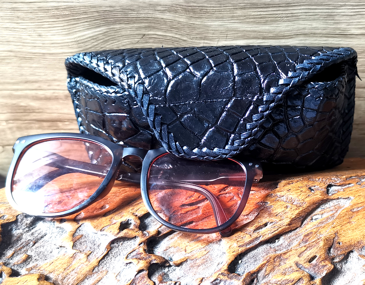 Free Shipping Pay At Home หนังจระเข้แท้ กล่องเก็บรักษาแว่นตา ที่มีคุณค่าอย่างมาก เป็นหนังจระเข้ปากแท้ ราคา 1,250 บาท*ส่งฟรี