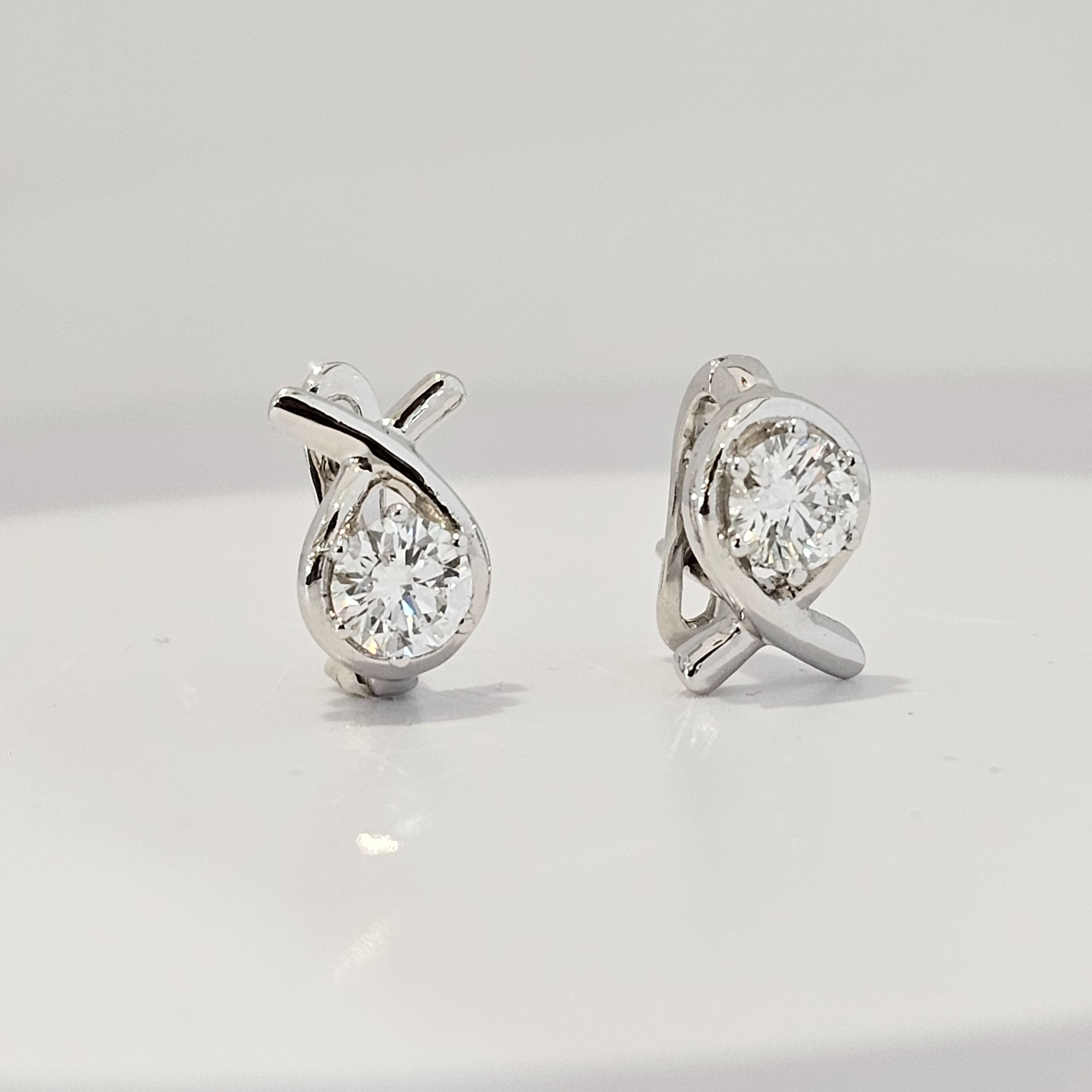 NEW ต่างหูห่วงเพชรเม็ดเดี่ยว เพชรขนาด 0.42carat Classic U Hoop Earrings with Lab grown diamonds ราคา 23,000 บาท*ส่งฟรี