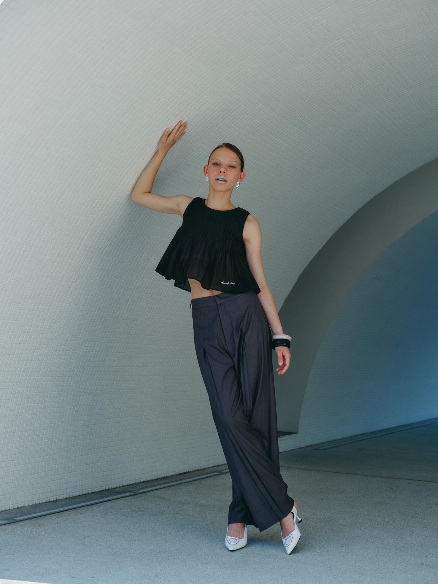 Muse Twist Pants, Pleated Trousers, Decorated with a D Logo Belt, the Waist Size Can Be Adjusted. ราคา 1,743 บาท*ส่งฟรี