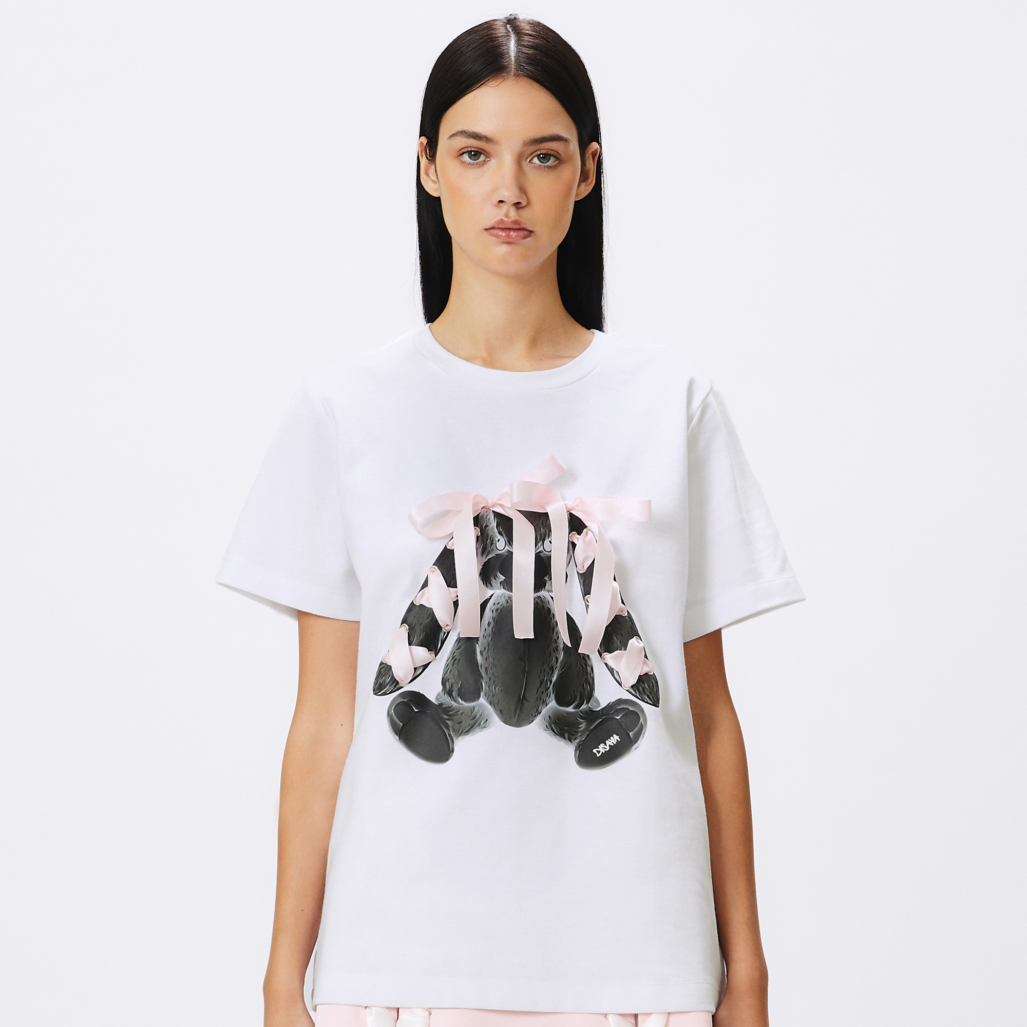 [DISAYA] - Tipsy Bow T-Shirt เสื้อยืดพิมพ์ลายทิปซี่ตกแต่งโบว์ ราคา 3,950 บาท*ส่งฟรี