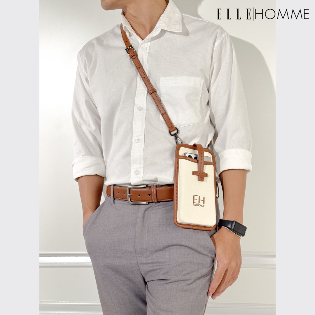 ELLE HOMME กระเป๋าใส่โทรศัพท์ผ้าแคนวาส สไตล์ Casual สะพายข้าง/คล้องลำตัว สีน้ำตาล W8H006 ราคา 1,290 บาท*ส่งฟรี