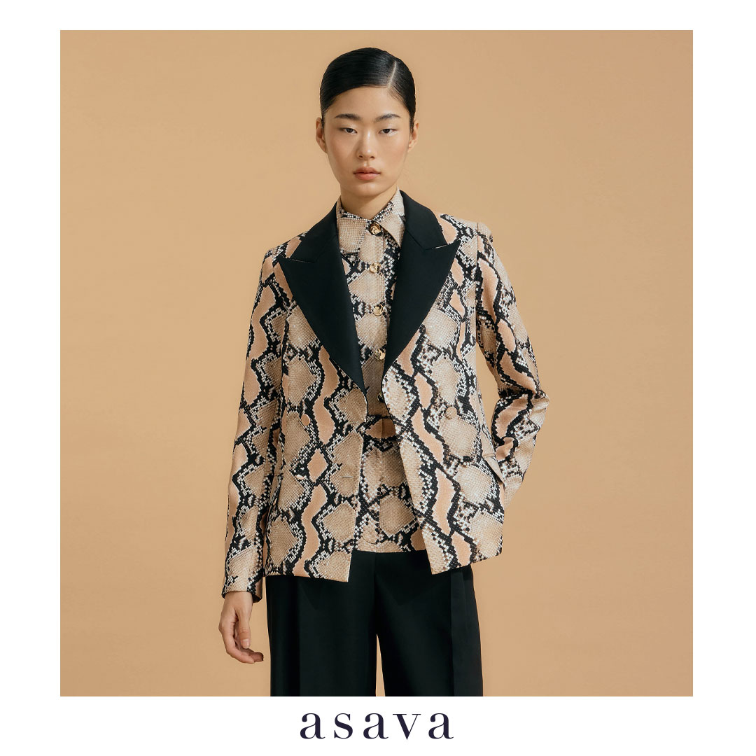 [asava ss25] Vera Double-Breasted Blazer แจ็กเกตผู้หญิง แขนยาว แต่งดีเทลปกแบบทักซิโด้ แต่งกระดุมที่ข้อมือ แต่งกระดุมสองแถว กระเป๋าหน้า ผ้าลายงู ราคา 24,000 บาท*ส่งฟรี
