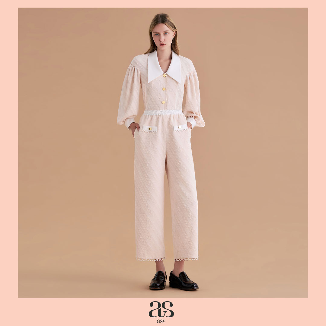 [asv ss25] Alda Culotte Pants กางเกงผู้หญิง ทรงคูลอต ขายาว เอวสูง ขอบเอวยางยืด กระเป๋าข้าง แต่งกระเป๋าและกระดุมทองด้านหน้า ปากกระเป๋าและขากางเกงแต่งดีเทลห่วง ผ้าลายเกลียวเชือก ราคา 3,445 บาท*ส่งฟรี