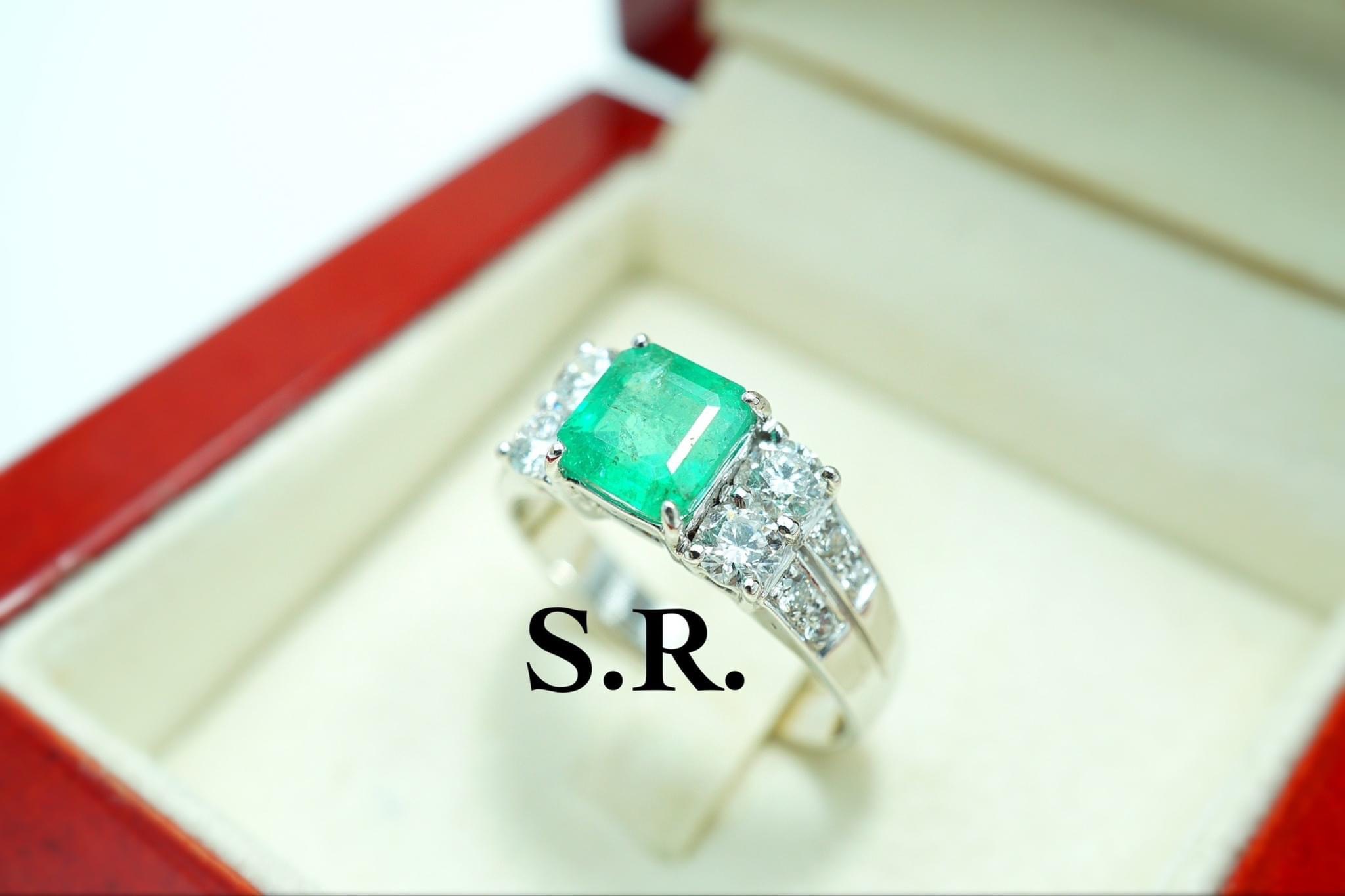 S.R. 0% Installment Payment for 10 Months. Genuine Emerald Ring, Weight 1.89 Carats, Gold Weight 5.60 Grams, 4 Diamonds 0.04 Carats, 8 Diamonds 0.16 Carats, with Product Certificate. ราคา 76,900 บาท*ส่งฟรี