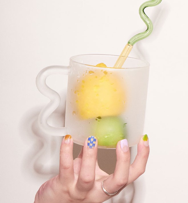 Doodle Glass Matt แก้วเป่าทนความร้อนความจุ 370ml เนื้อแมทเรียบสไตล์มินิมอลหูจับเป็นเส้นโค้งสีเดียวกับตัวแก้ว ราคา 690 บาท*ส่งฟรี