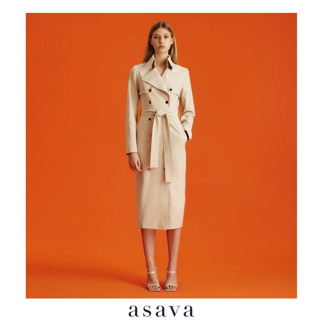 [asava aw24] Milana Pinstriped Trench Dress เทรนช์เดรส ปกนโปเลียน แขนยาว แต่งคาดเข็มขัด กระเป๋าข้าง ผ่าหลัง แต่งกระดุมสองแถวด้านหน้า ผ้าลายทาง ราคา 9,600 บาท*ส่งฟรี