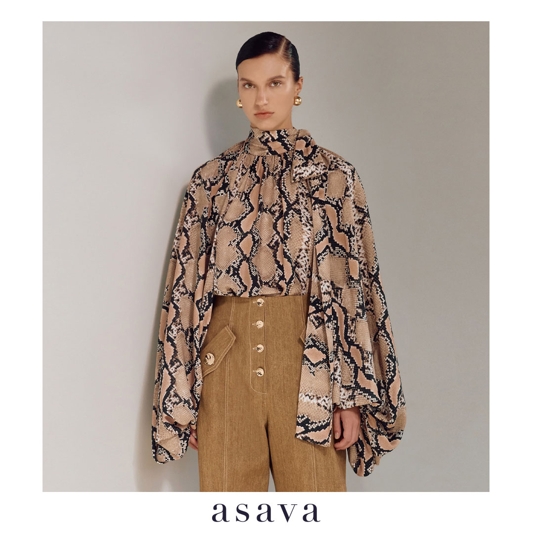 [asava ss25] Vera Balloon Sleeve Blouse เสื้อผู้หญิง แขนทรงบอลลูนยาว แต่งรูดที่ข้อมือ แต่งดีเทลผูกโบว์ที่คอ ผ้าลายงู ราคา 12,000 บาท*ส่งฟรี