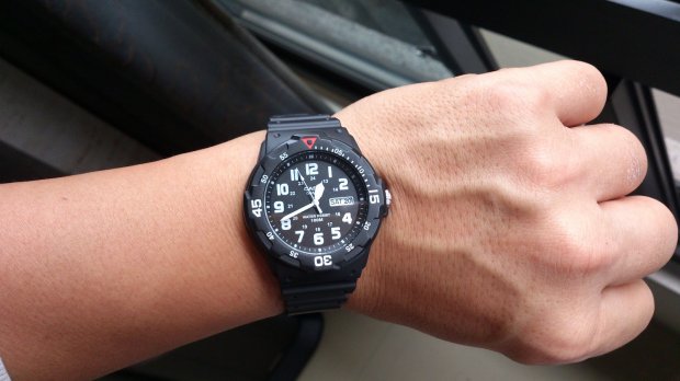 มุมมองเพิ่มเติมเกี่ยวกับ NC Time CASIO  Standard Analog  รุ่น MRW-200H-1BVDF นาฬิกาผู้ชาย สายเรซิ่น สีดำ รุ่นขายดี - มั่นใจ ของแท้ รับประกันสินค้า 1 ปีเต็ม