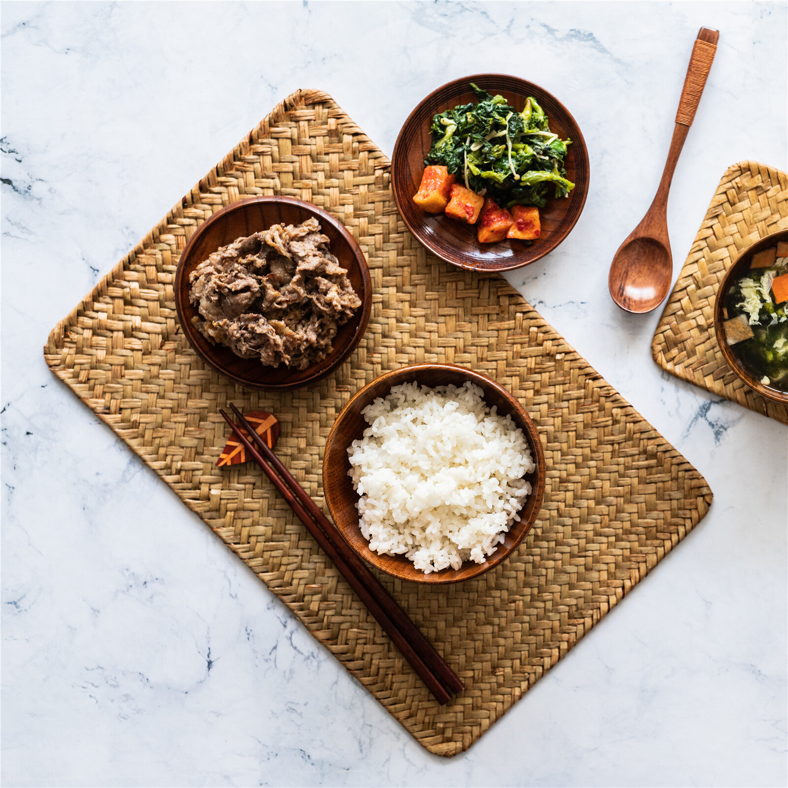 THAILUCKY แผ่นรองจาน ผลิตจากผักกระจูด ถักทอแบบธรรมชาติ ขนาด 30x45cm ทนความร้อน สามารถทำความสะอาดได้ง่าย ของแต่งบ้าน โรงแรม ราคา 92 บาท*ส่งฟรี