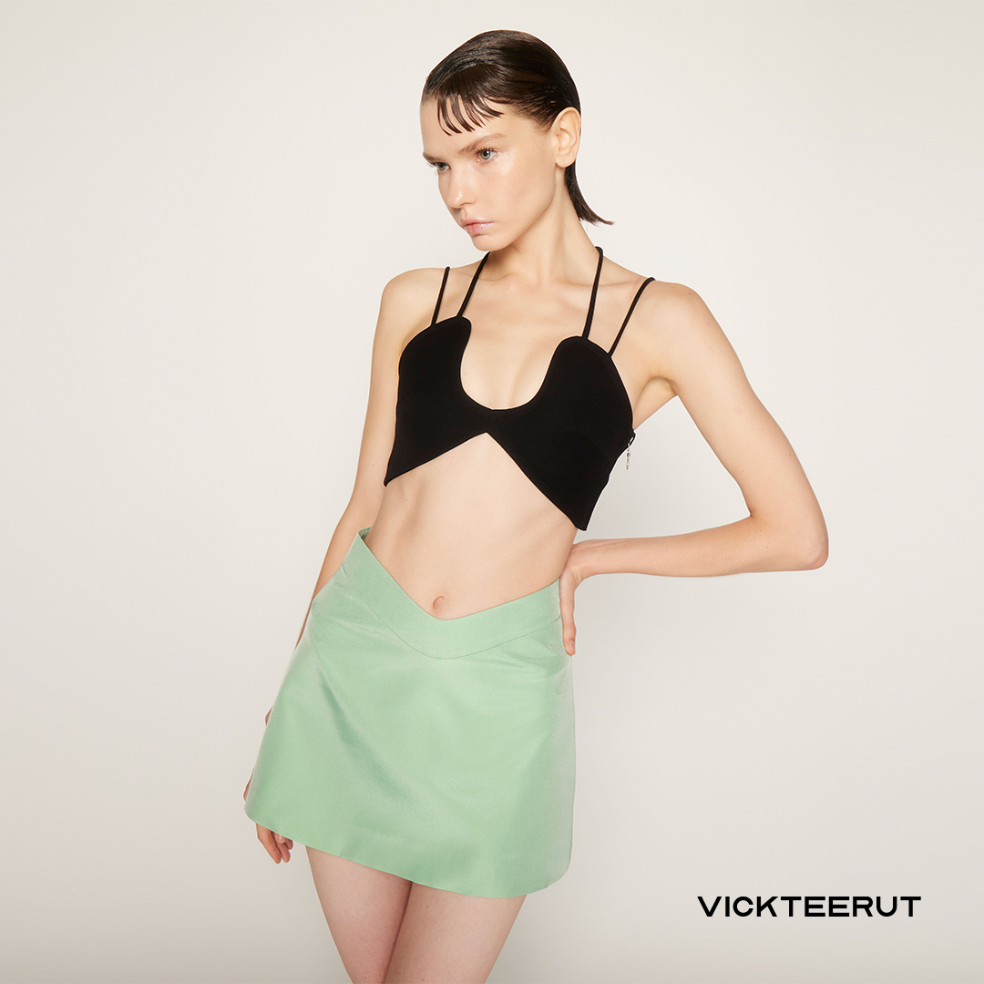 VICKTEERUT (ราคาปกติ 5,350-.) Spaghetti Strap Cropped Topเสื้อครอป สายเดี่ยว ราคา 1,605 บาท*ส่งฟรี