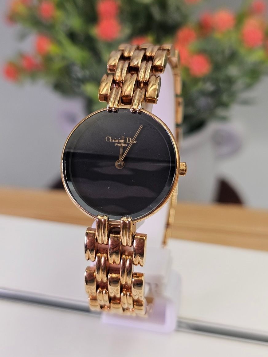 Christian Dior Swiss made รหัส 47 154-2 ตัวเรือนทอง หน้าปัดดำ กระจกSapphire ราคา 41,225 บาท*ส่งฟรี
