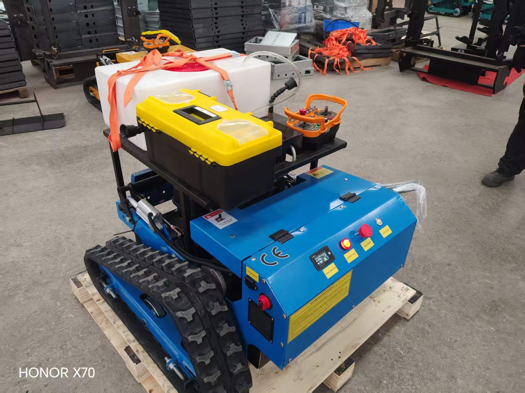 รูปสินค้า Insects Rc Sprayer for Farmers 20 Liter Tank + Lawnmower 20 Liter Crawler Type Radio-Controlled Lawn Mower Complete with