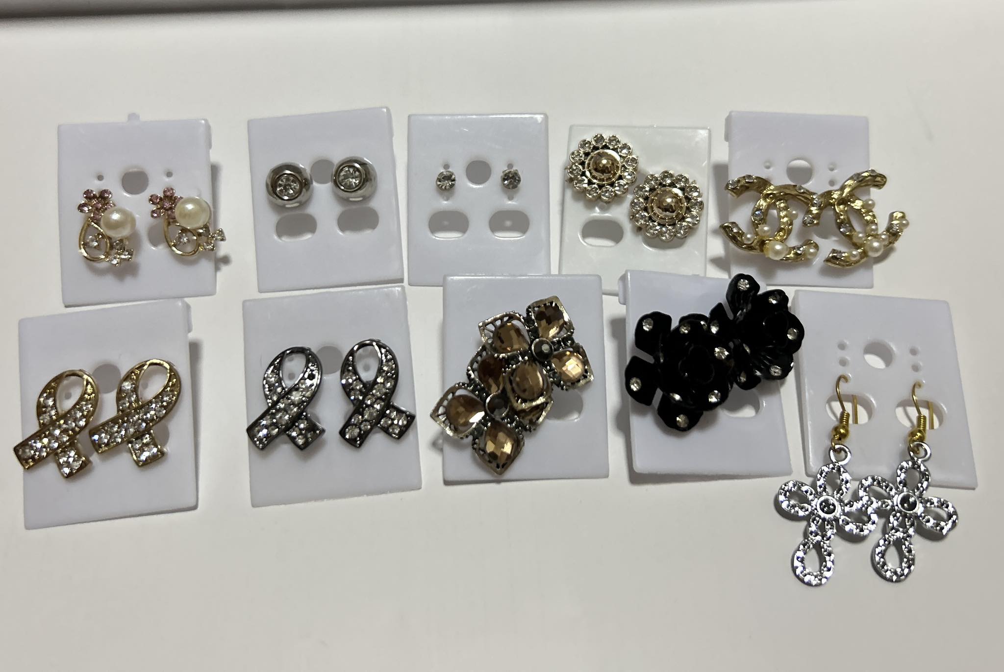 Jewelry, Earrings, Necklaces, Bracelets, Rings, Pi Xia Bracelets, Dolls, Keychains, Gadgets, Various Items, Many Different Types, Various Gifts, Random Items, All Products Are Assorted. It's a Free Gift Only.