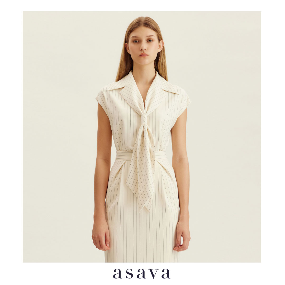 [asava aw24] Asava Pinstriped Tie-collar Blouse เสื้อผู้หญิง แขนล้ำ คอวี แต่งดีเทลแถบผูกช่วงปก ผ้าลายทาง ราคา 3,520 บาท*ส่งฟรี