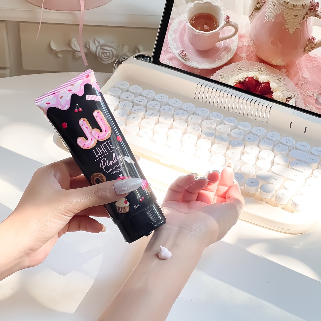 กันแดดเจเจไวท์1 หลอด สีชมพู SPF 50 ผิว ผิวกาย กันน้ำ สกินแคร์ Skincare บำรุง ครีม กัน บอดี้
