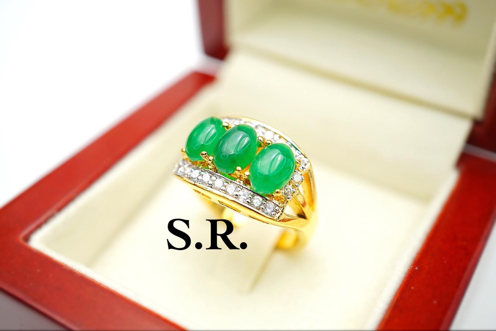 0% 3เดือนS.R. แหวนทองพลอยหยกแท้ น้ำหนักพลอยเม็ดละ1.09 กะรัต เพชรเม็ดละ 4 ตังค์ น้ำ100 ขาวสวยไฟดีพร้อมใบรับรองสินค้า เคลือบทองคำแท้100% ราคา 3,641 บาท*ส่งฟรี