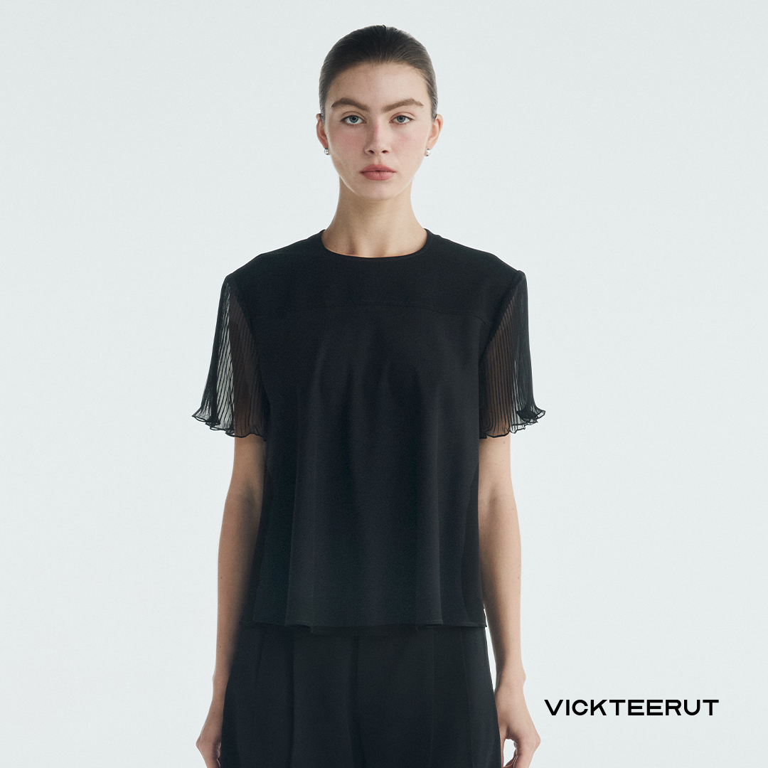 Vickteerut (Regular Price 8,880-.) Re-Edition Pleated Sleeve Blouse, Short-Sleeved Shirt with Pleated Sleeves. ราคา 3,552 บาท*ส่งฟรี