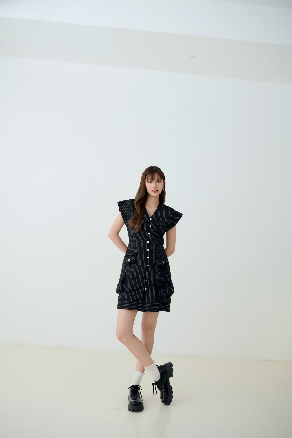 DINA STRIPED DRESS เดรสลายทางแต่งกระเป๋า ราคา 2,112 บาท*ส่งฟรี