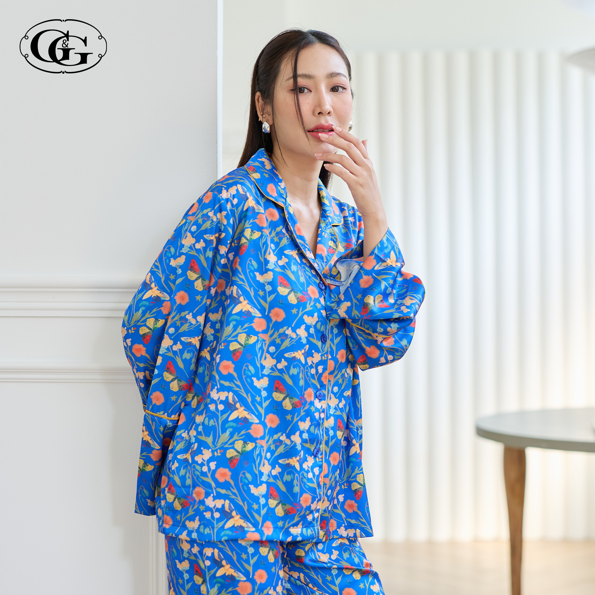G&G ชุดนอน เสื้อแขนยาวคอปก กางเกงขายาว ผ้าซาติน EN5S001 สีน้ำเงิน (BU) ราคา 1,490 บาท*ส่งฟรี