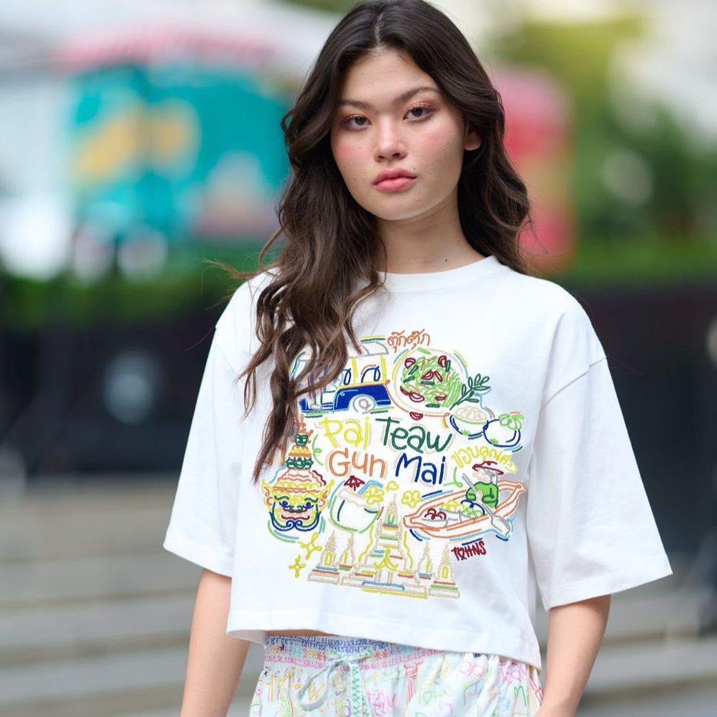 [Tohns] Sawasdee Thailand Embroidered Cropped T-Shirt เสื้อยืดครอปสั้น ปักลวดลายสุดคิวท์ สไตล์ไทย ๆ ผสมความโมเดิร์น คำว่า "Pai Teaw Gun Mai" และ ปักลายหลากสีสุดเก๋ ลายไทยร่วมสมัย เช่น วัด, ส้มตำ, มังคุด ตุ๊กตุ๊ก ฯลฯ ราคา 1,650 บาท*ส่งฟรี