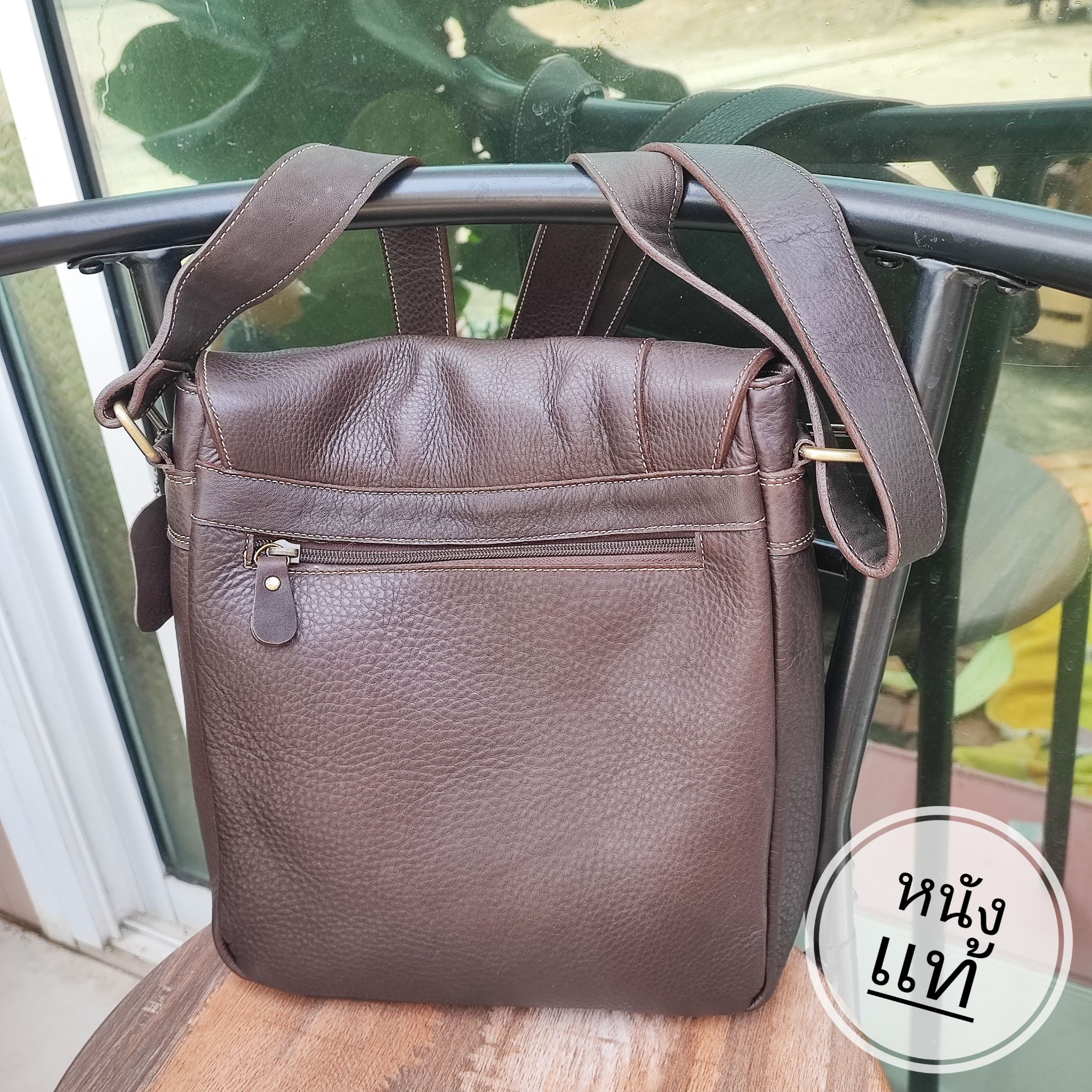 Genuine leather shoulder bag, classic look, adjustable strap, suitable for any occasion ราคา 2,600 บาท*ส่งฟรี