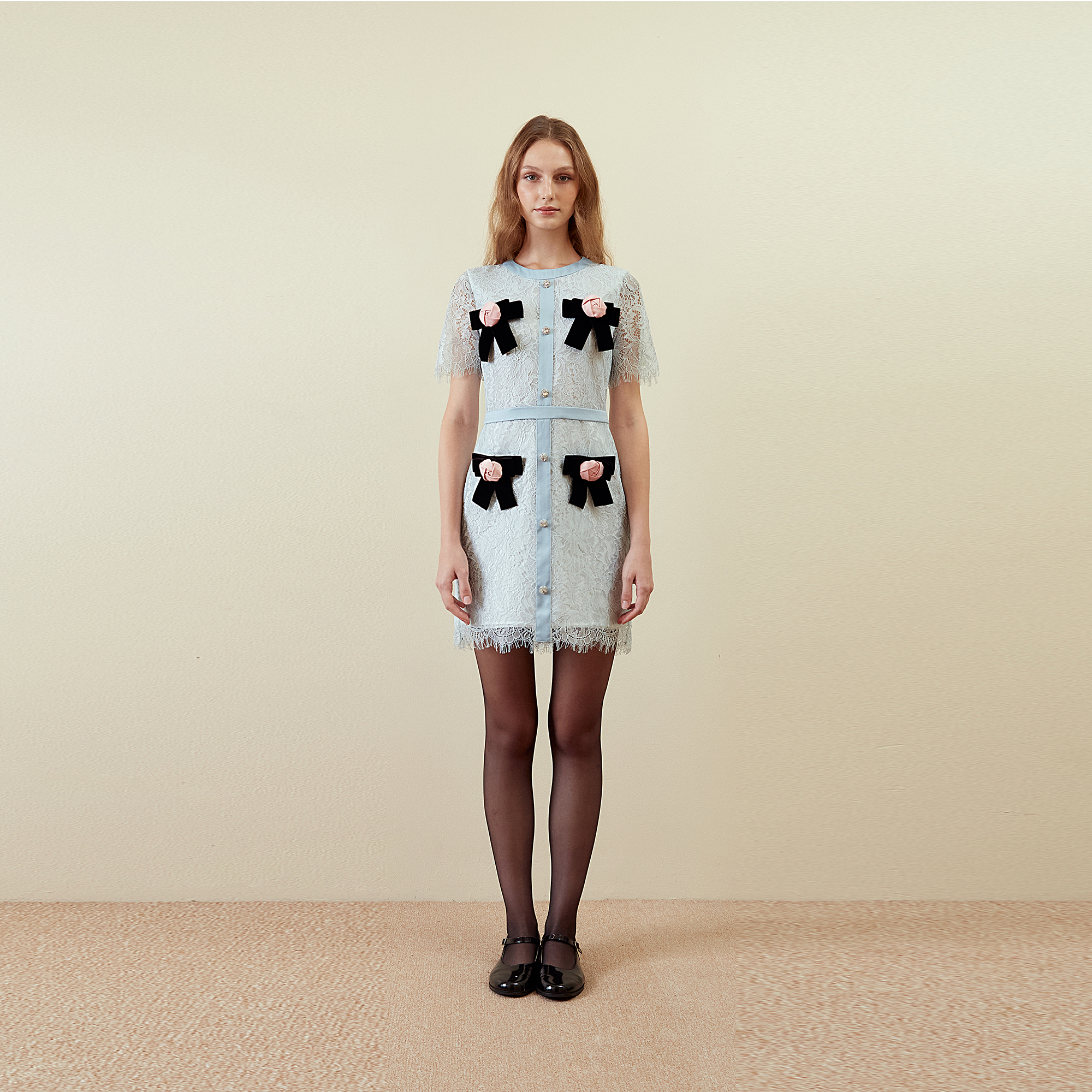 [DISAYA] - Dress lace with handmade flower เดรสลูกไม้แขนสั้นดีเทลดอกไม้ ราคา 7,495 บาท*ส่งฟรี