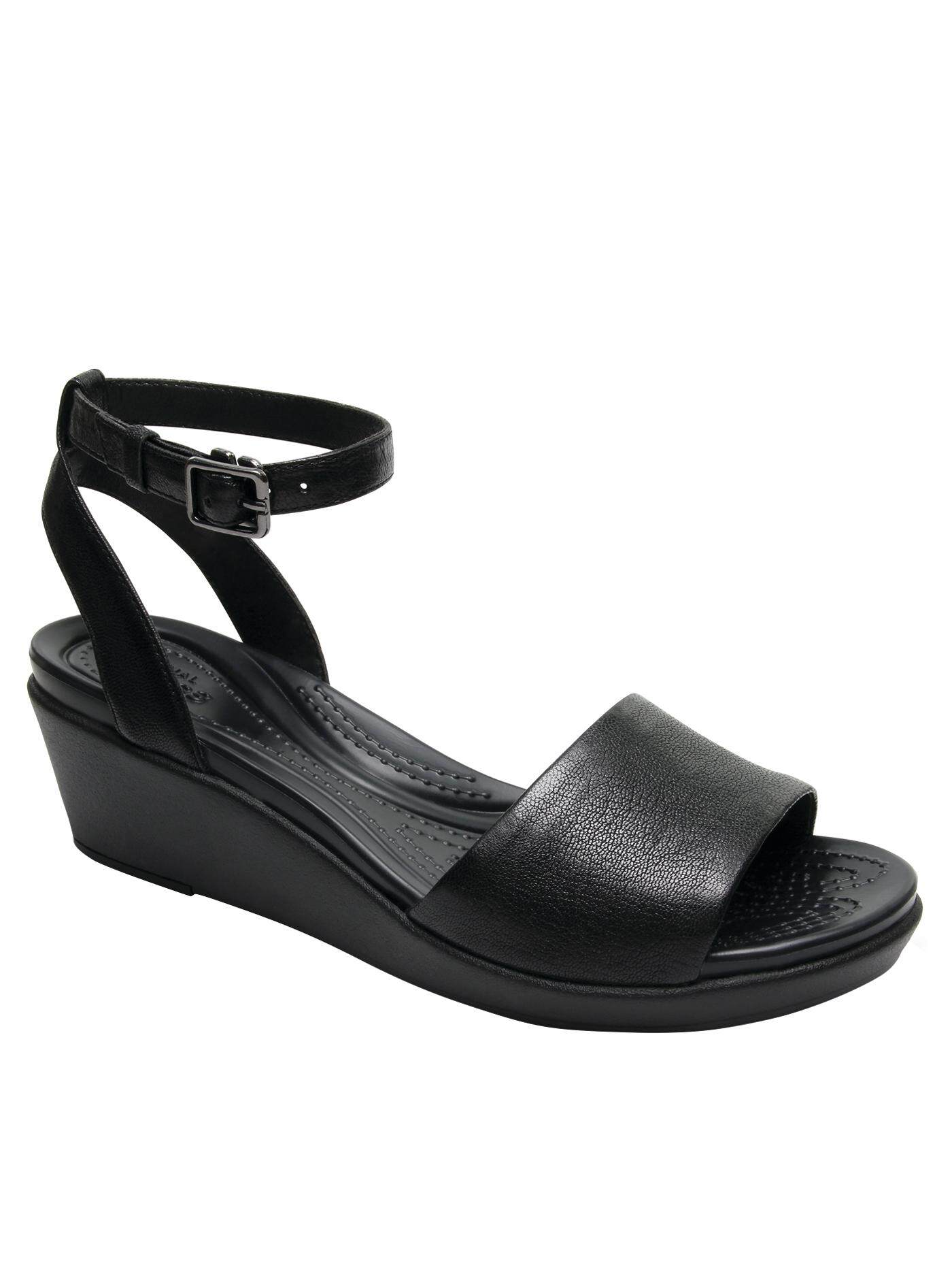 CROCS รองเท้าส้นสูงสำหรับผู้หญิง รุ่น Leigh-Ann Ankle Strap Leather Mini Wedge ไซส์ W9 สีดำ