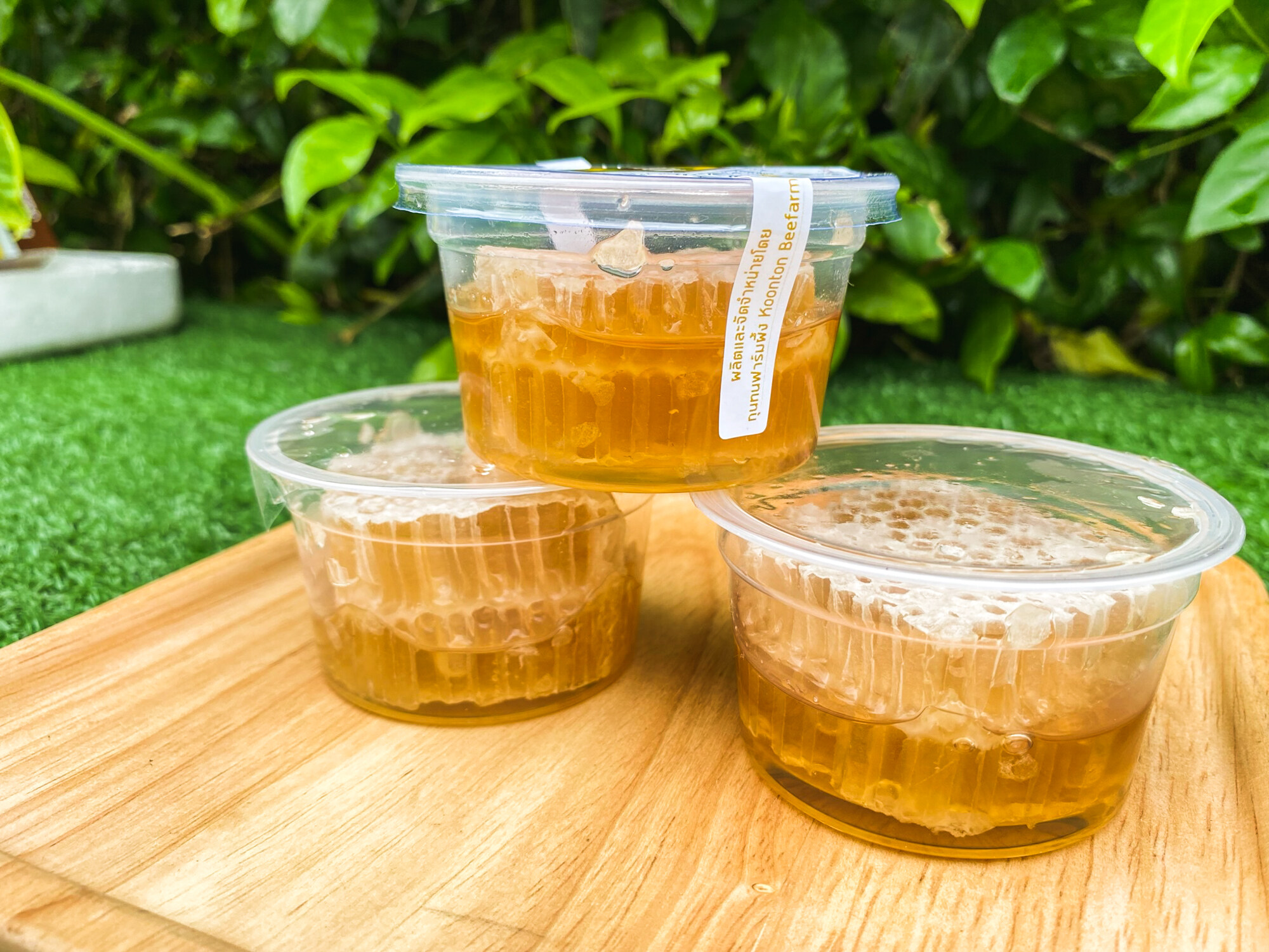 มุมมองเพิ่มเติมของสินค้า รวงผึ้งขนาด 90 กรัม มี [อย.] และ [GAP] รวงน้ำผึ้งสดธรรมชาติ 100% (HoneyComb)  กุนทนฟาร์ม