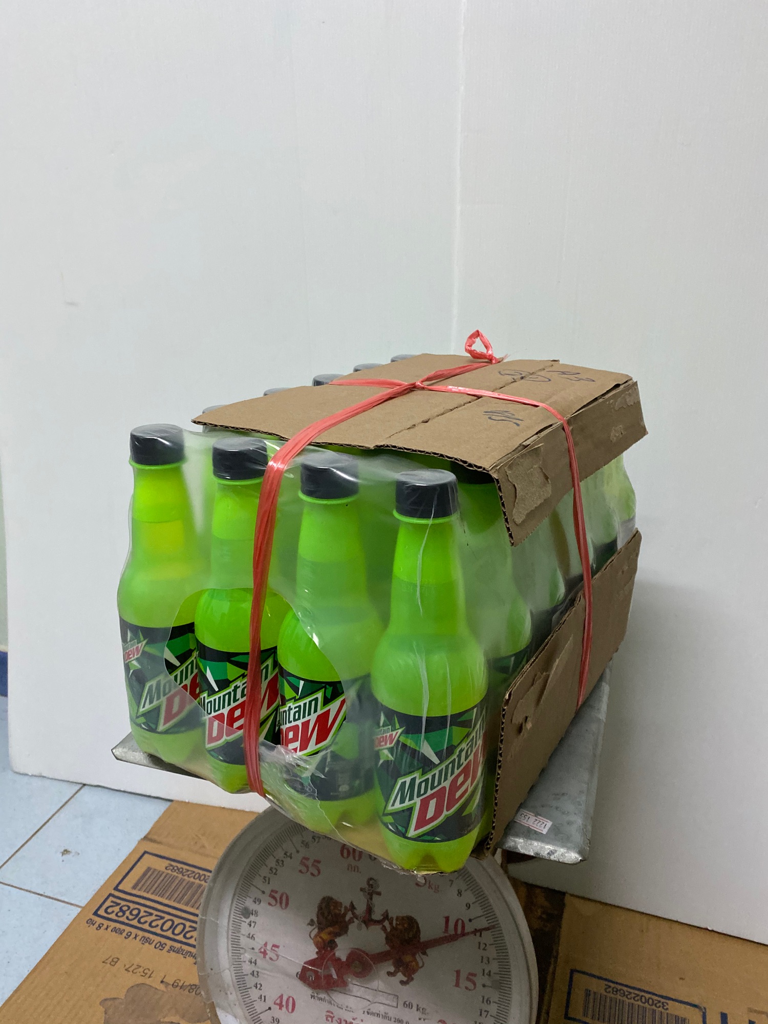 Mountain Dew!! แบบขวด!! สีเขียว.. 1ถาด/24ขวด ราคาส่ง ยกมัด!!สินค้าคุณภาพนำเข้าจากมาเลเซีย!! ราคา 1,390 บาท*ส่งฟรี