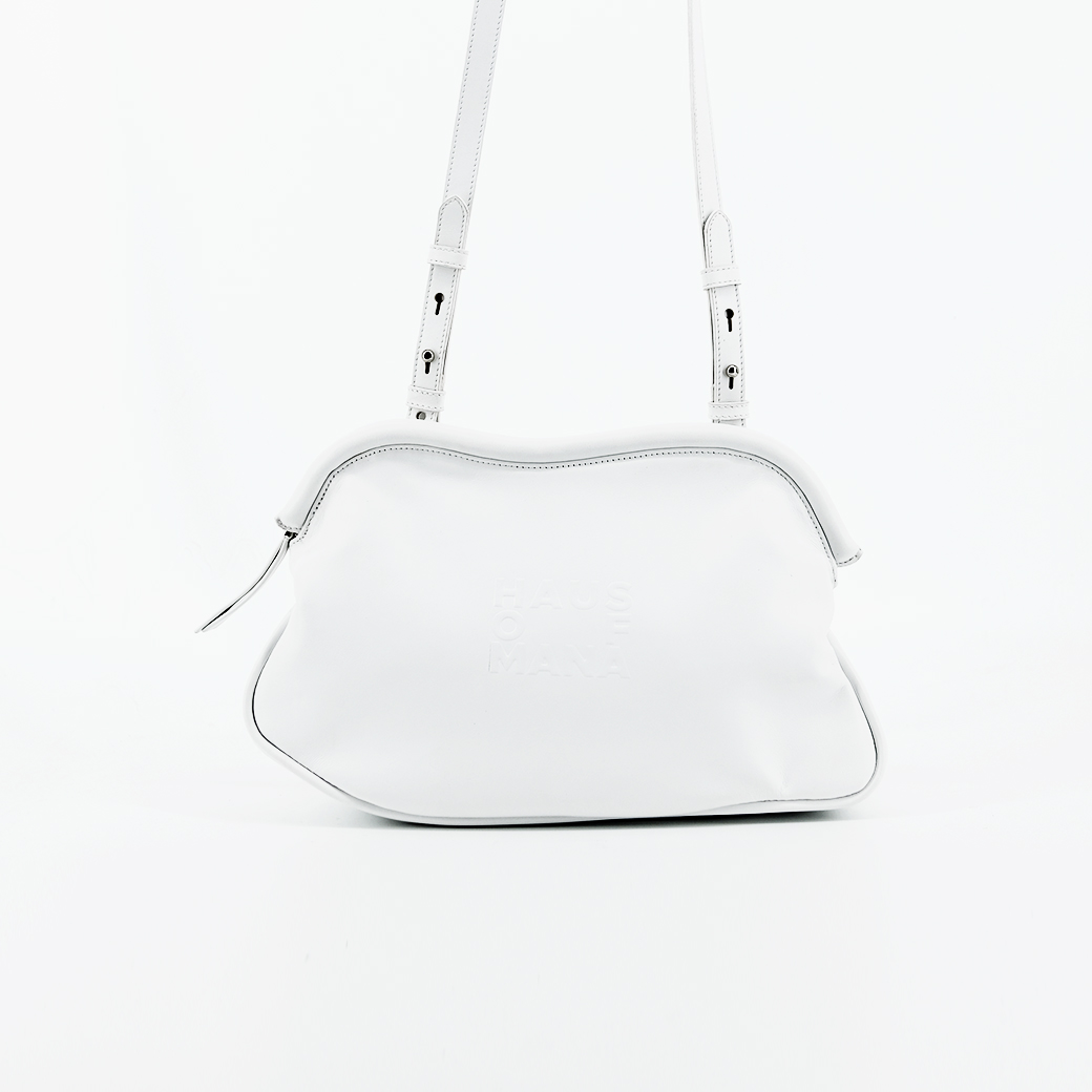 Haus of Mana กระเป๋ารุ่น On Cloud สีขาว ราคา 8,600 บาท*ส่งฟรี