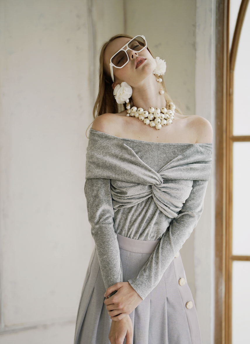 BL005GYFA24_Thea By Thara เสื้อแขนยาวเปิดไหล์ผ้ามะหยี่ ราคา 7,950 บาท*ส่งฟรี