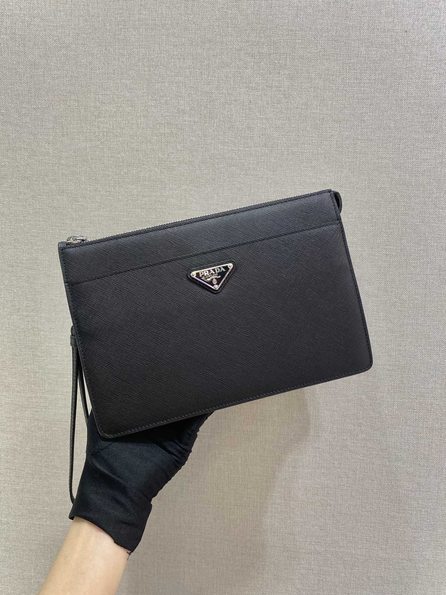Prada Saffiano Leather Pouch Tote Bags ราคา 46,390 บาท*ส่งฟรี